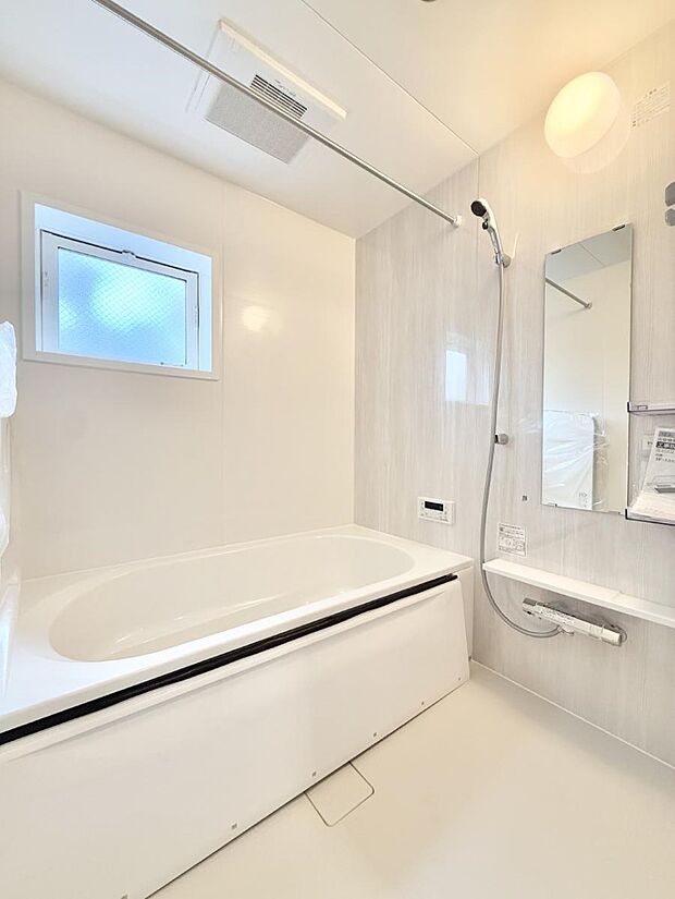 ■落ち着いた色合いの壁面、ゆっくり寛げるバスルーム