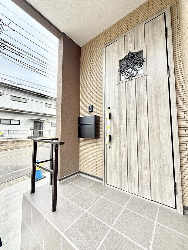 ■ シンプルで美しく、住まいの第一印象を彩る玄関です