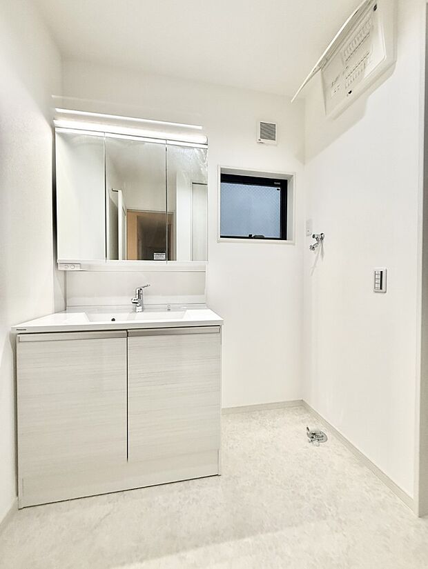 ■明るい洗面所は毎朝の歯磨きも楽しくできちゃいそうです♪