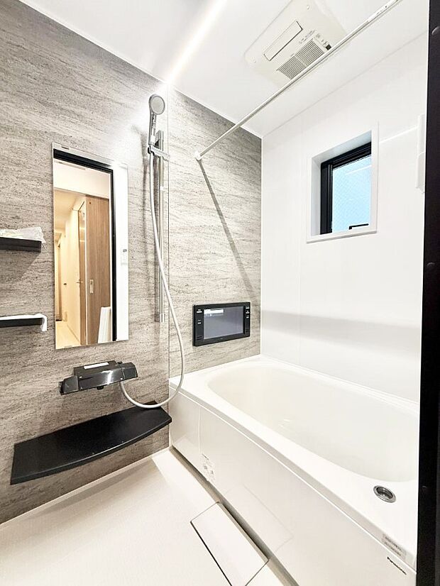 ■落ち着いた色合いの壁面、ゆっくり寛げるバスルーム