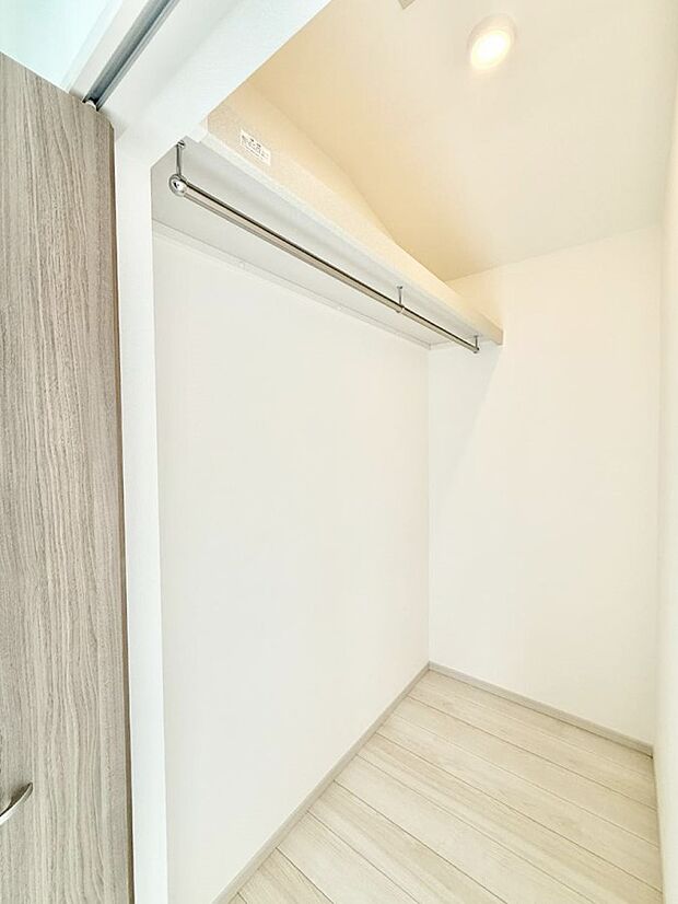 ■季節の洋服も、思い出の小物もすっきり収納できるウォークインクローゼット付