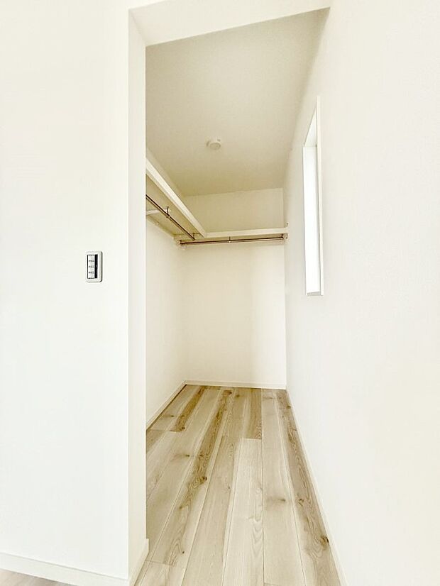 ■季節の洋服も、思い出の小物もすっきり収納できるウォークインクローゼット付  