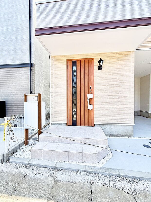 4号棟 ■ シンプルで美しく、住まいの第一印象を彩る玄関です