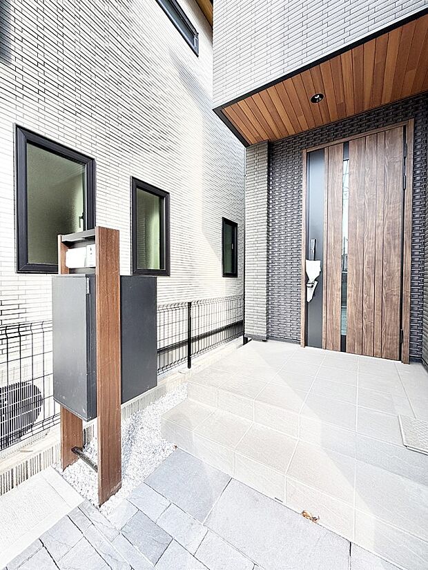 ■ シンプルで美しく、住まいの第一印象を彩る玄関です