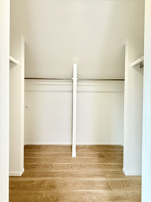 ■季節の洋服も、思い出の小物もすっきり収納できるウォークインクローゼット付