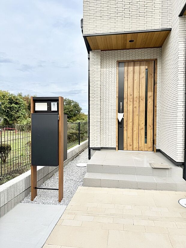 ■ シンプルで美しく、住まいの第一印象を彩る玄関です