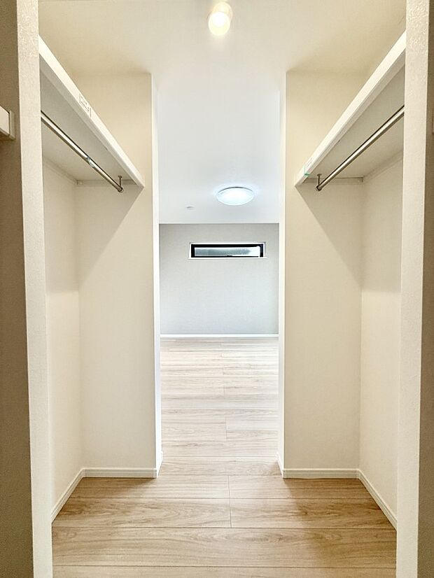 ■季節の洋服も、思い出の小物もすっきり収納できるウォークインクローゼット