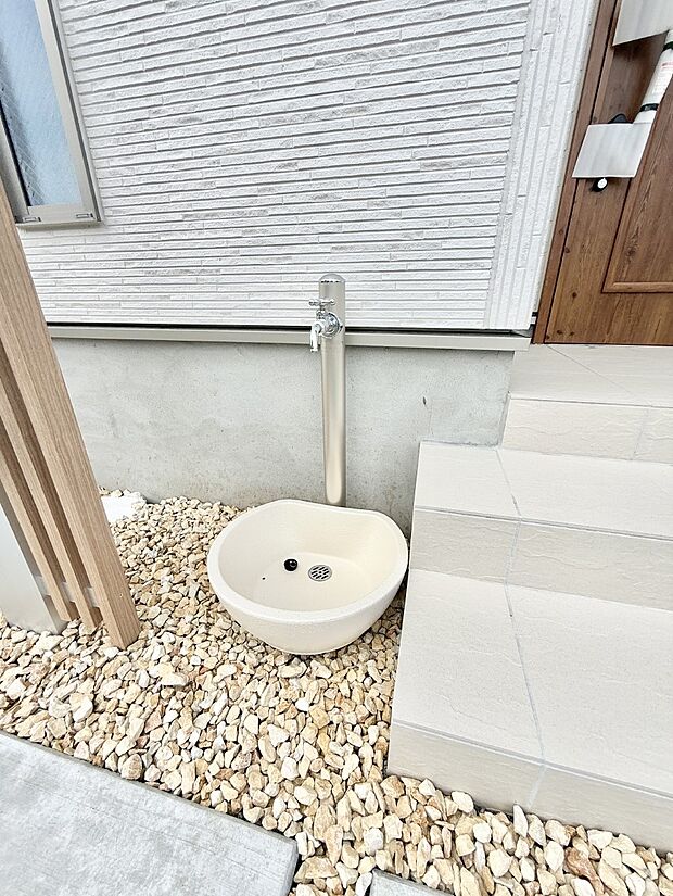 ■ガーデニングや洗車などの際に大活躍な屋外立水栓  