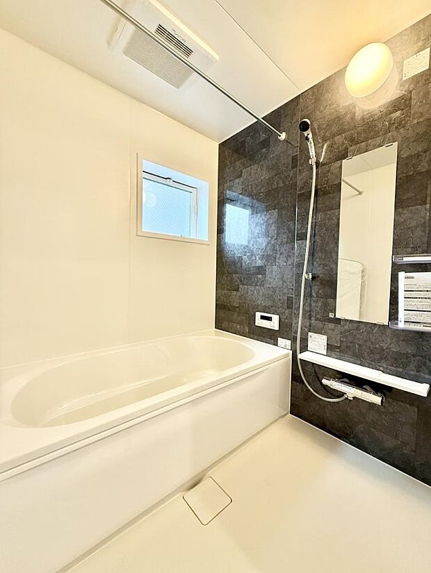 ■落ち着いた色合いの壁面、ゆっくり寛げるバスルーム