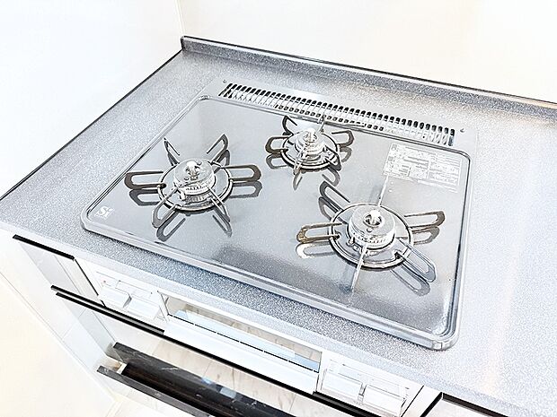 ■3口コンロのシステムキッチンで料理の手順もスムーズに