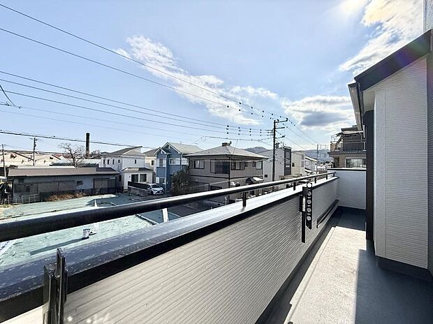 2号棟 ■ 季節の移ろいを感じられる開放的な空間です
