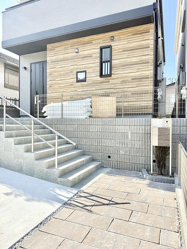 ■ シンプルで美しく、住まいの第一印象を彩る玄関です