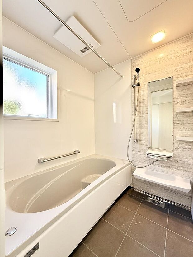 ■落ち着いた色合いの壁面、ゆっくり寛げるバスルーム