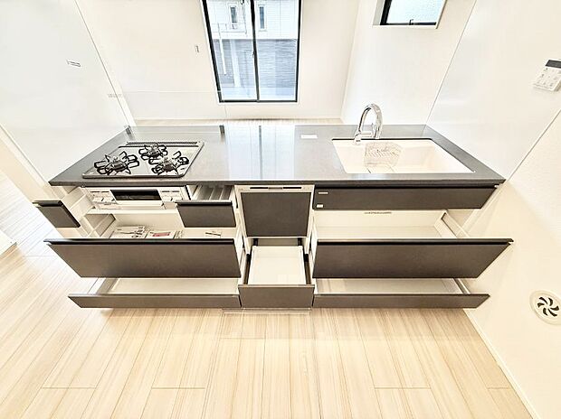 ■シンプルで機能的、毎日使いやすいキッチン