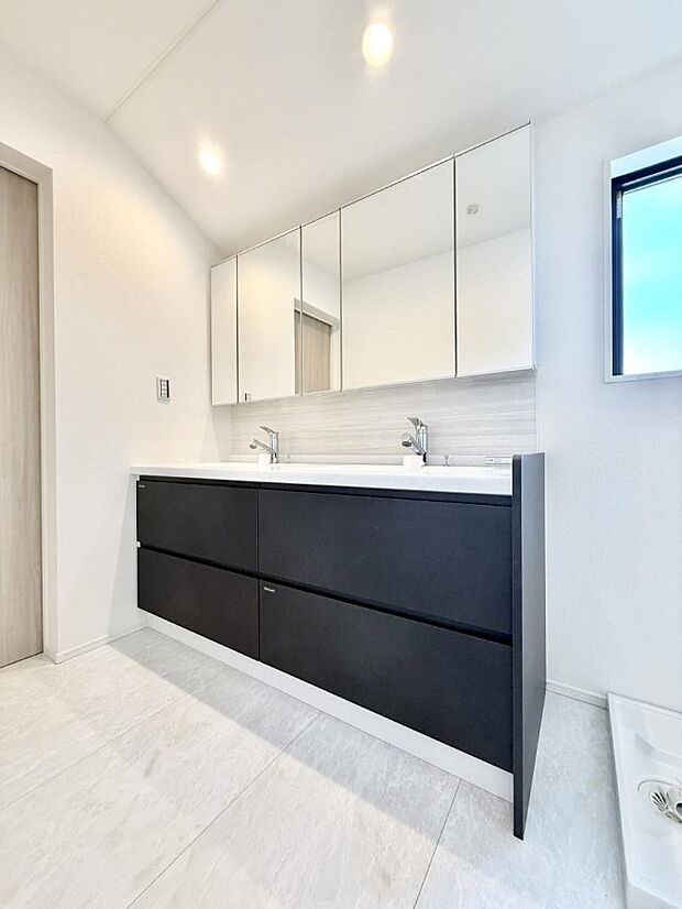 ■明るい洗面所は毎朝の歯磨きも楽しくできちゃいそうです♪