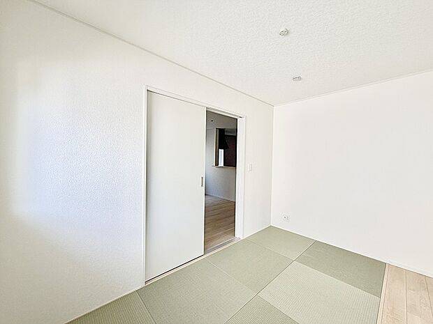 6号棟 ■落ち着いた色合いのお部屋で穏やかな時間を楽しめます