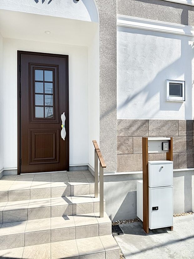 ■ シンプルで美しく、住まいの第一印象を彩る玄関です