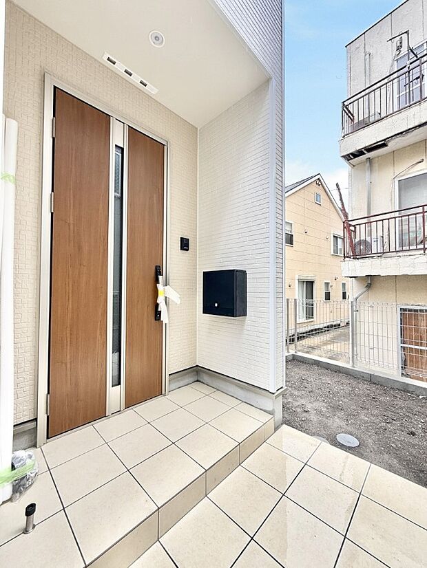 2号棟 ■ シンプルで美しく、住まいの第一印象を彩る玄関です