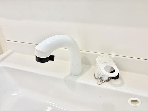 ■細かい部分まで洗いやすく便利なハンドシャワー付き