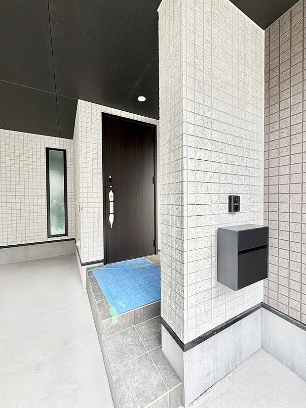 ■ シンプルで美しく、住まいの第一印象を彩る玄関です