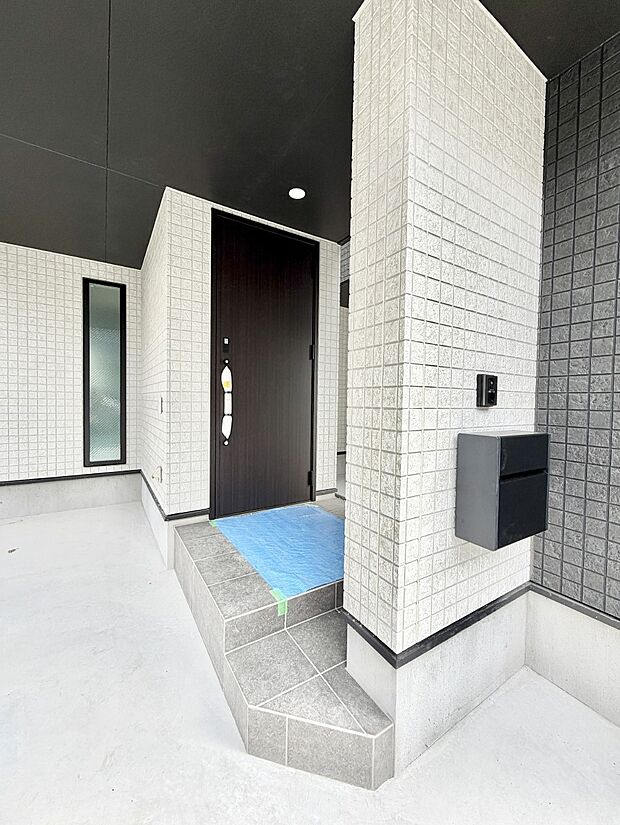 ■ シンプルで美しく、住まいの第一印象を彩る玄関です