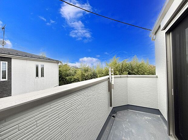 ■ 心地よい風と光を感じる、くつろぎのバルコニー