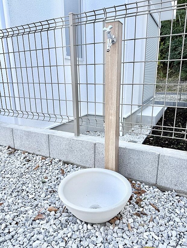 ■ガーデニングや洗車などの際に大活躍な屋外立水栓  