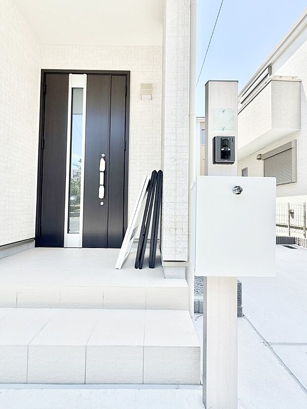 ■ シンプルで美しく、住まいの第一印象を彩る玄関です