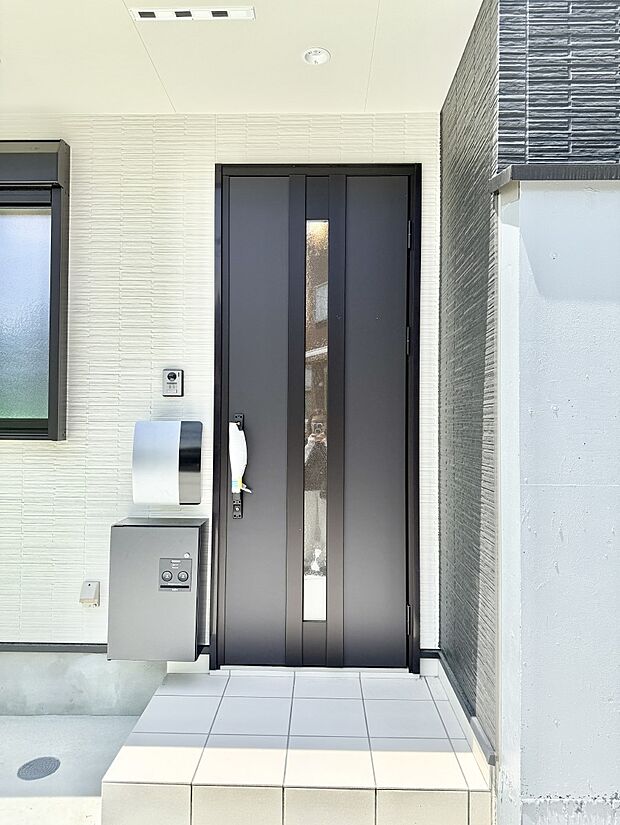 ■ シンプルで美しく、住まいの第一印象を彩る玄関です