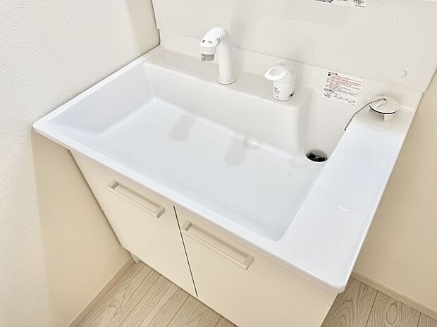 ■細かい部分まで洗いやすく便利なハンドシャワー付き