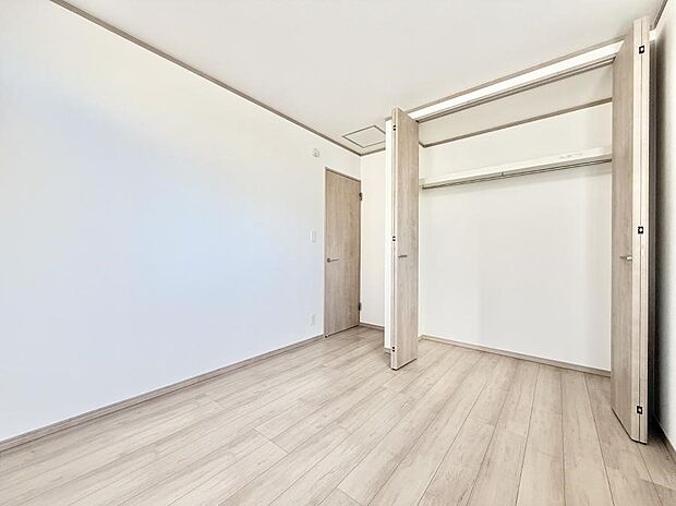 ■シンプルな空間で、収納付きベッドやデスクなど、多機能な家具を活用しやすいです