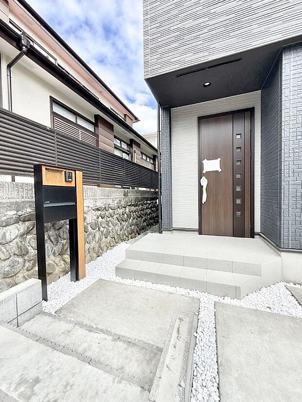 ■ 心地よい暮らしへとつながる、温かい玄関