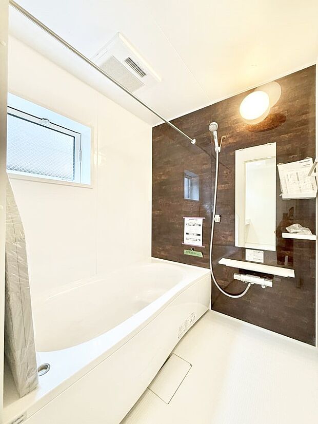 ■落ち着いた色合いの壁面、ゆっくり寛げるバスルーム