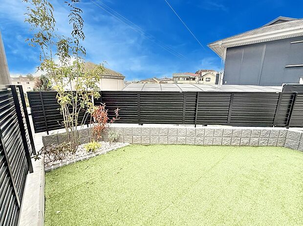 ■敷地内にゆとりある緑のスペースがあり、穏やかな雰囲気です