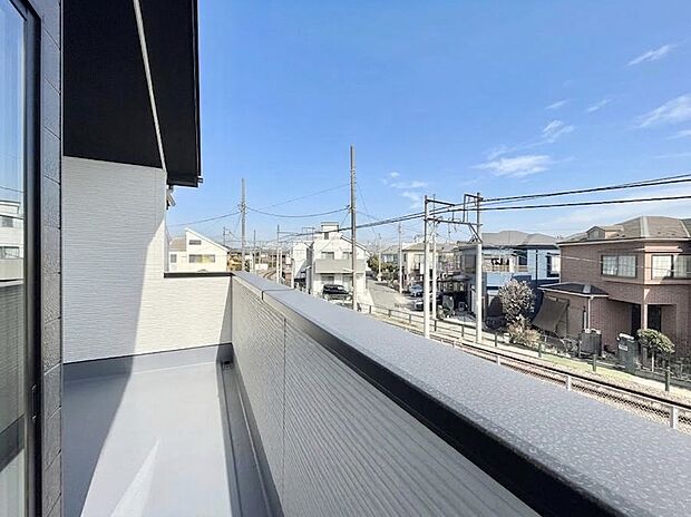 2号棟 ■ 心地よい風と光を感じる、くつろぎのバルコニー