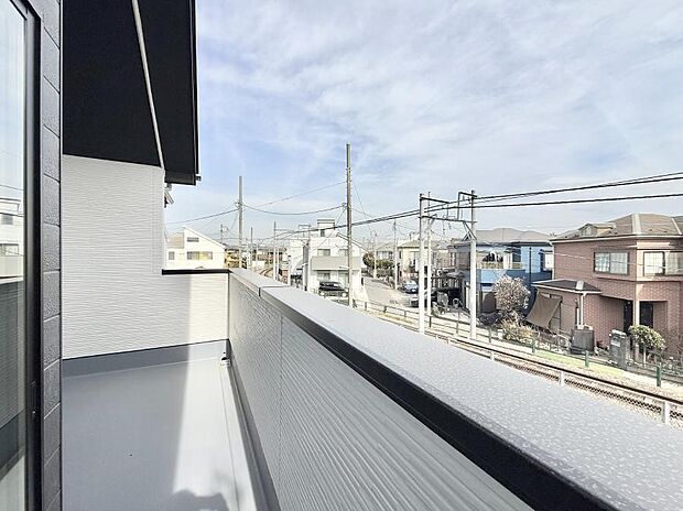 2号棟 ■ 心地よい風と光を感じる、くつろぎのバルコニー