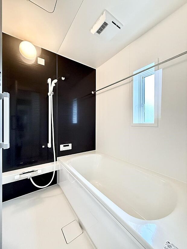 ■落ち着いた色合いの壁面、ゆっくり寛げるバスルーム