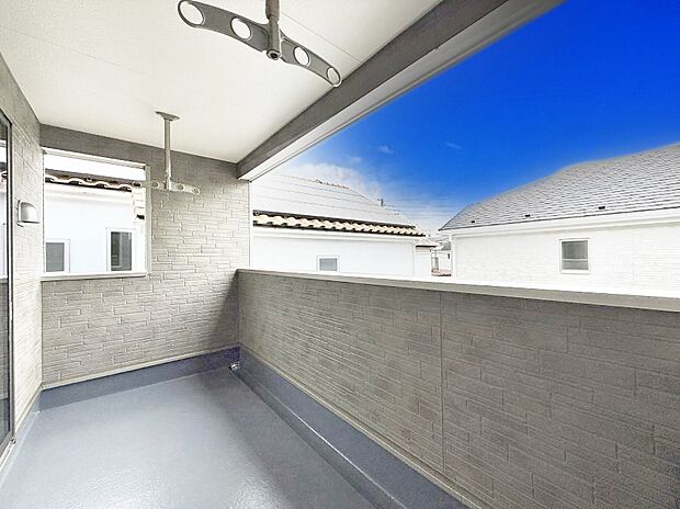 ■ 心地よい風と光を感じる、くつろぎのバルコニー