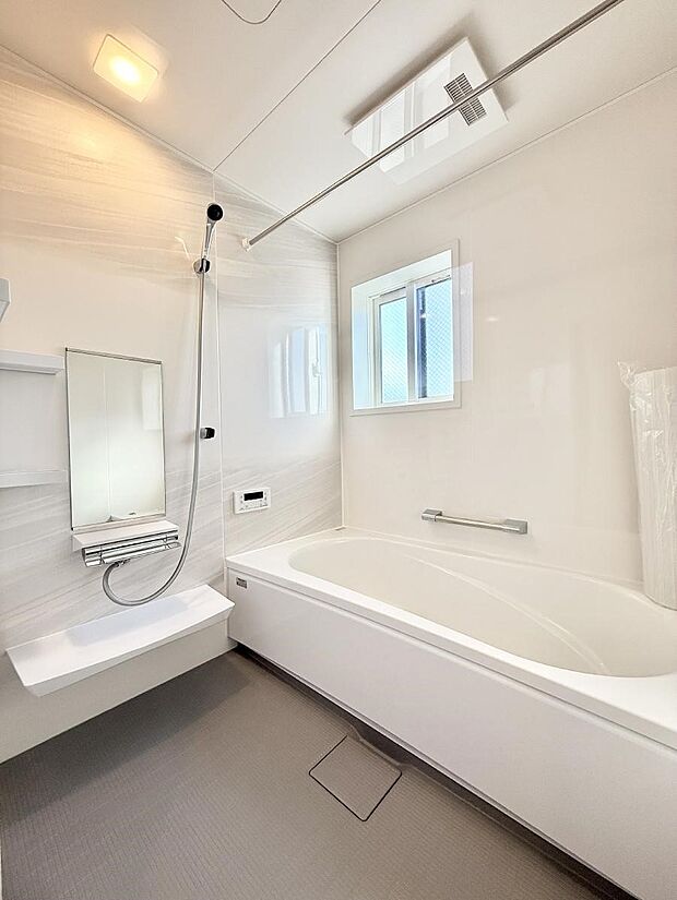 ■落ち着いた色合いの壁面、ゆっくり寛げるバスルーム