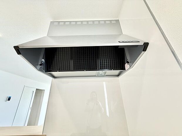 ■フードに覆われている為、匂いが換気扇に誘導され、効率的に排煙ができます