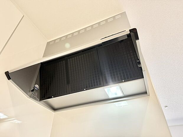 ■フードに覆われている為、匂いが換気扇に誘導され、効率的に排煙ができます