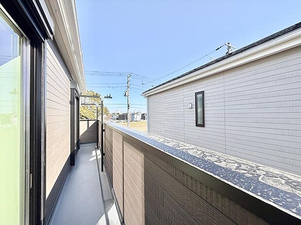 ■ 心地よい風と光を感じる、くつろぎのバルコニー