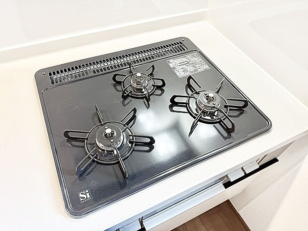 ■3口コンロのシステムキッチンで料理の手順もスムーズに