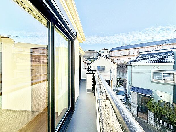 ■ 心地よい風と光を感じる、くつろぎのバルコニー