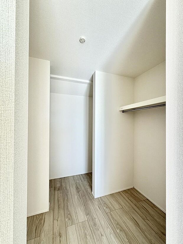 ■季節の洋服も、思い出の小物もすっきり収納できるウォークインクローゼット付