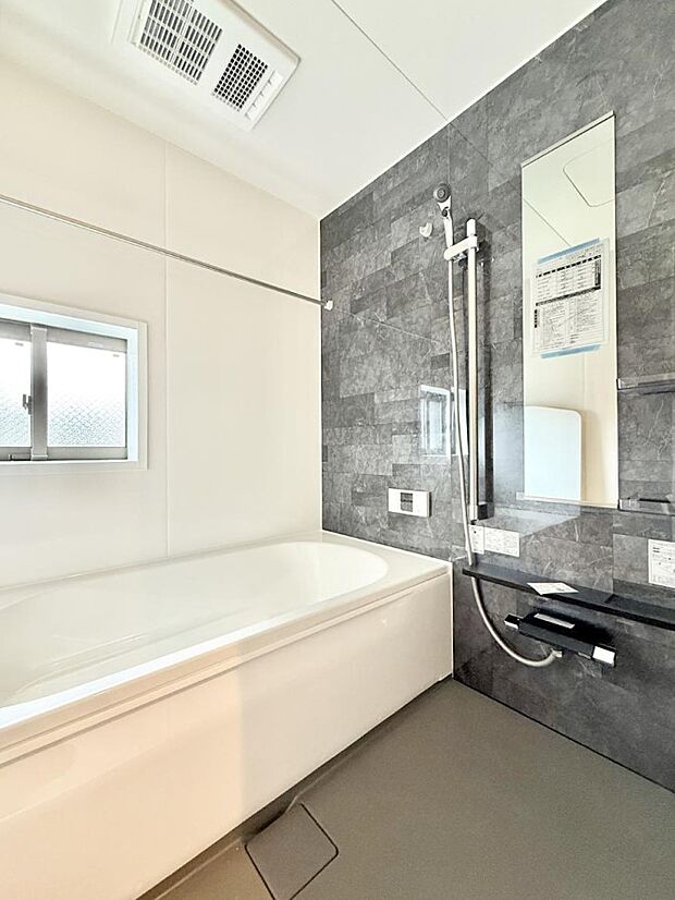 ■落ち着いた色合いの壁面、ゆっくり寛げるバスルーム