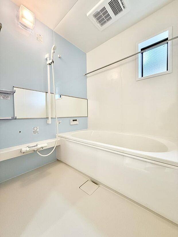 ■落ち着いた色合いの壁面、ゆっくり寛げるバスルーム