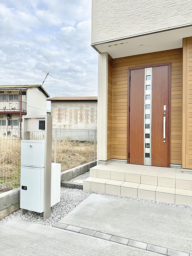 ■ シンプルで美しく、住まいの第一印象を彩る玄関です