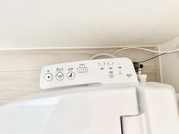 ■温水洗浄で快適、清潔感が保たれるシャワートイレ