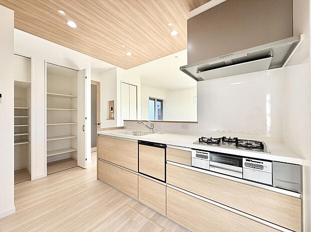 ■シンプルで機能的、毎日使いやすいキッチン